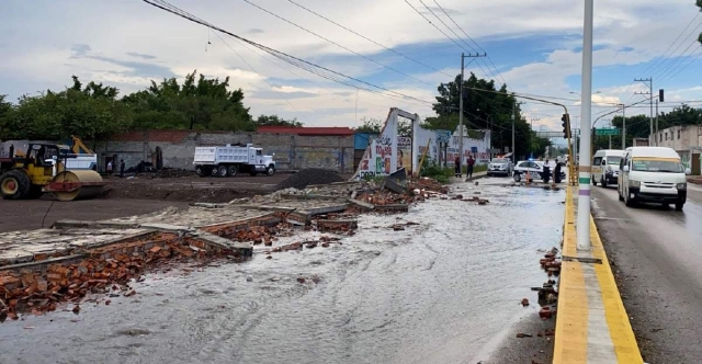 Una barda caída y ramas de grandes dimensiones colapsadas fueron de las afectaciones que dejó la lluvia de ayer en Cuautla.