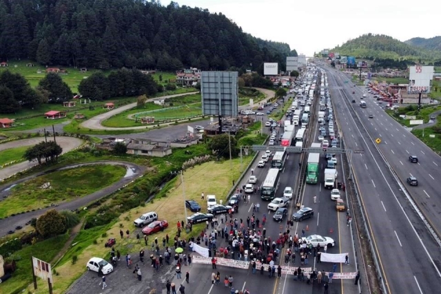 Ejidatarios bloquean carretera México-Toluca a la altura de La Marquesa