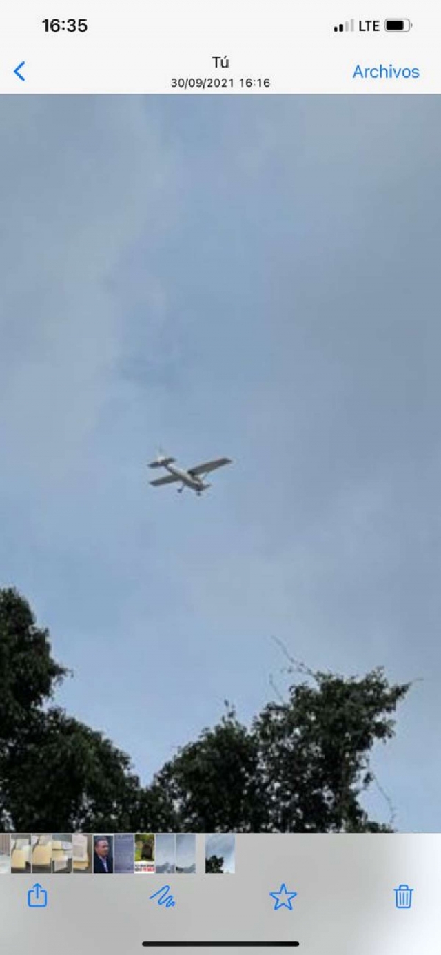 Una de las aeronaves que cruzan zonas muy pobladas de la capital morelense. 