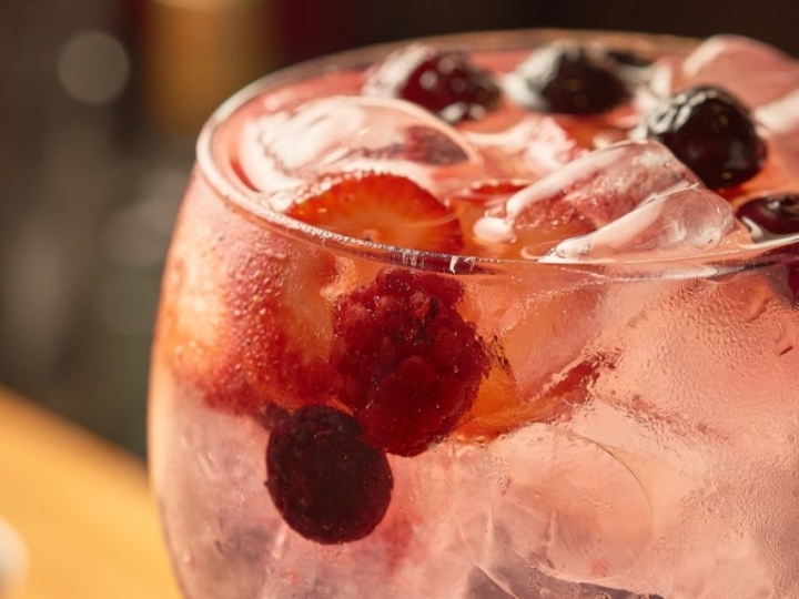 Gin tonic de frutos rojos, prepara esta bebida para refrescarte
