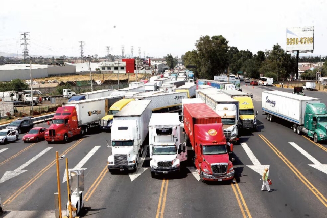 Transportistas bloquean carreteras por falta de pagos del Tren Maya