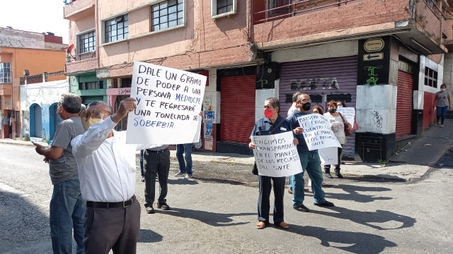 Protestan maestros jubilados y en activo; exigen devolución de viáticos y cuotas