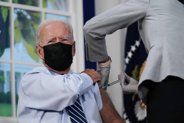 Joe Biden recibe tercera dosis de vacuna Pfizer.