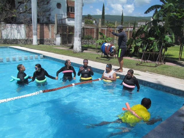 El primer curso de natación para personas con discapacidad en Tlaquiltenango comenzó el martes en el Centro de Seguridad Social del IMSS.