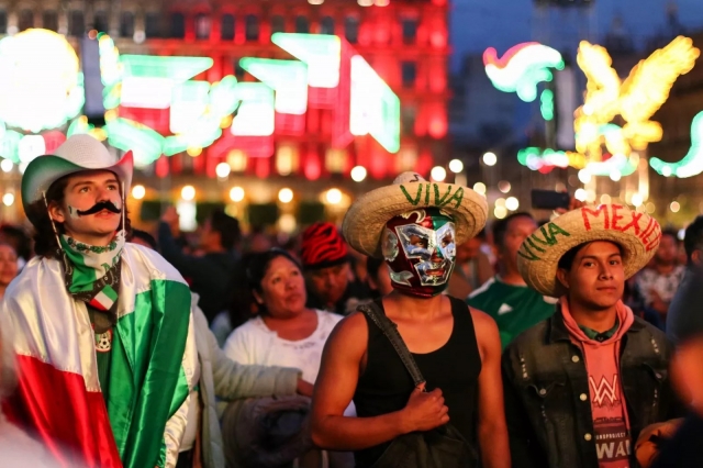 Miles de personas se dieron cita en la plancha del Zócalo para observar el show cultura y concierto, con motivo del 209 aniversario del Inicio de la Independencia de México en el año 2019. 