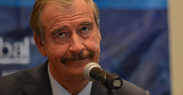 Vicente Fox difunde fiesta con un video de mujeres en bikini.