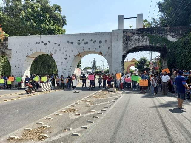 Vecinos de San Carlos bloquean carretera por despojo de cisterna 