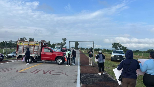 Habitantes de Amilcingo bloquearon este lunes la autopista Siglo XXI, a la altura de la Escuela Normal de la localidad.