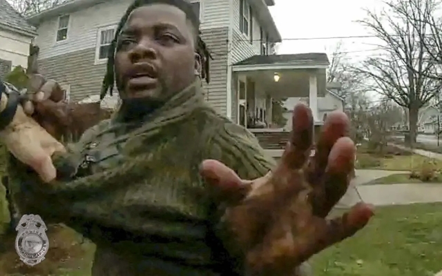 Policía de Michigan difunde videos de la muerte de afroamericano a manos de un oficial blanco; piden justicia