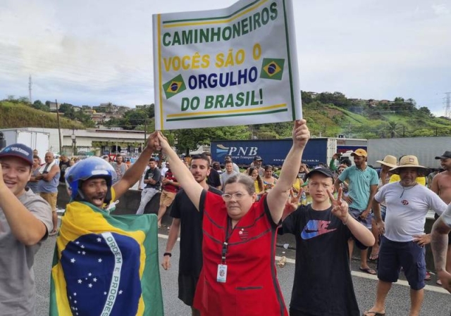 ¡Caos en Brasil! Camioneros bloquean carreteras por la ‘fraudulenta’ derrota de Bolsonaro