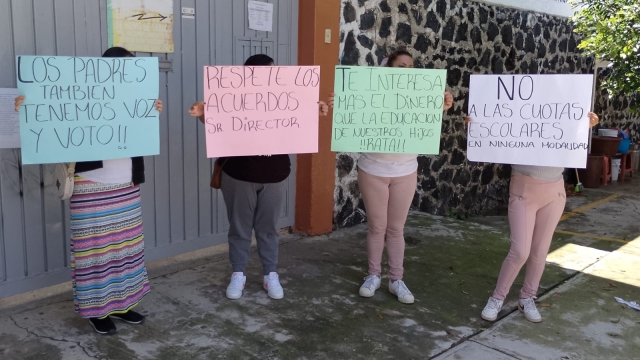 Protestan padres de familia de secundaria en Chamilpa para exigir destitución del director