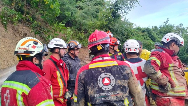 Alrededor de las tres de la mañana de este sábado se reportó el derrumbe de un paredón sobre una vivienda en la colonia Jardín Juárez, informó Protección Civil.  