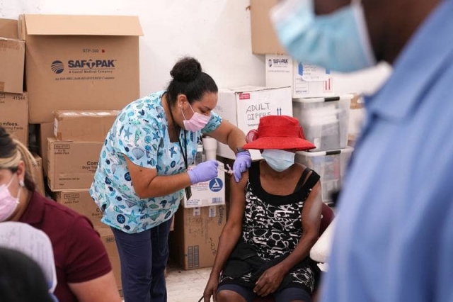 Florida facilita vacunación contra COVID para indocumentados.