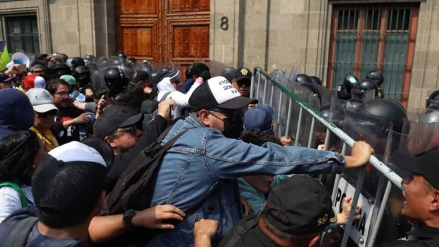 Manifestantes del Poder Judicial se enfrentan con policías en Palacio Nacional