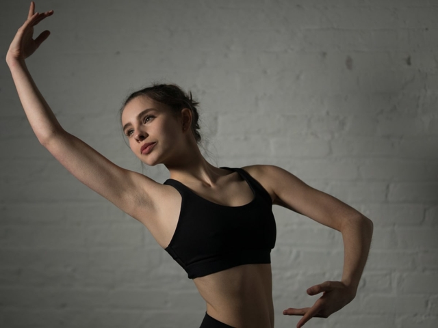 Tonifica tus brazos en 10 minutos con este ejercicio de bailarina