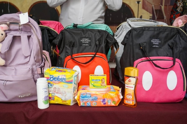 El gobierno municipal implementó el programa “Bebé que Avanza”, que entrega pañaleras con productos de aseo personal de los menores.