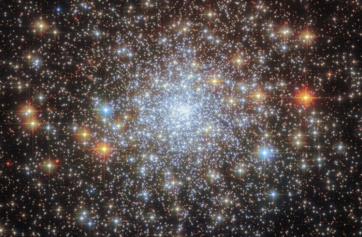 Deslumbrante cúmulo de estrellas azules revelado por el Hubble