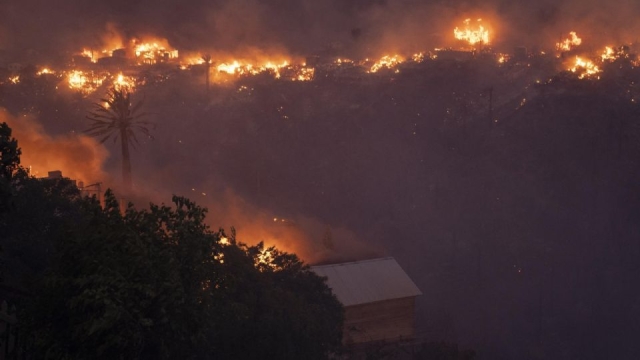 Incendio forestal en Chile arrasa con 400 casas y deja un saldo de dos personas muertas