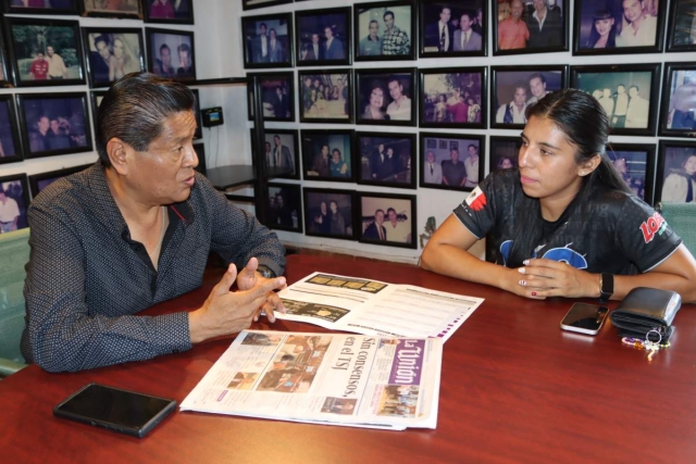 Diana Galván, directiva del Sports Club Xochitepec, acudió a las instalaciones de La Unión de Morelos para presentar la carrera de obstáculos.