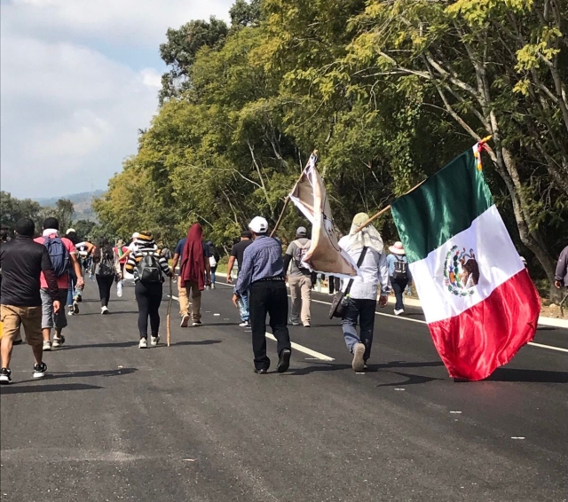 Marchan habitantes de Tepoztlán sobre la autopista Cuautla-Cuernavaca; protestarán ante SICT