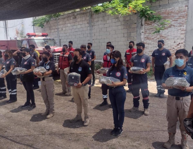 Primero recibieron donación de una Fundación de los Estados Unidos, y ahora, los bomberos voluntarios de Tehuixtla recibieron 24  uniformes del Ayuntamiento de Jojutla.