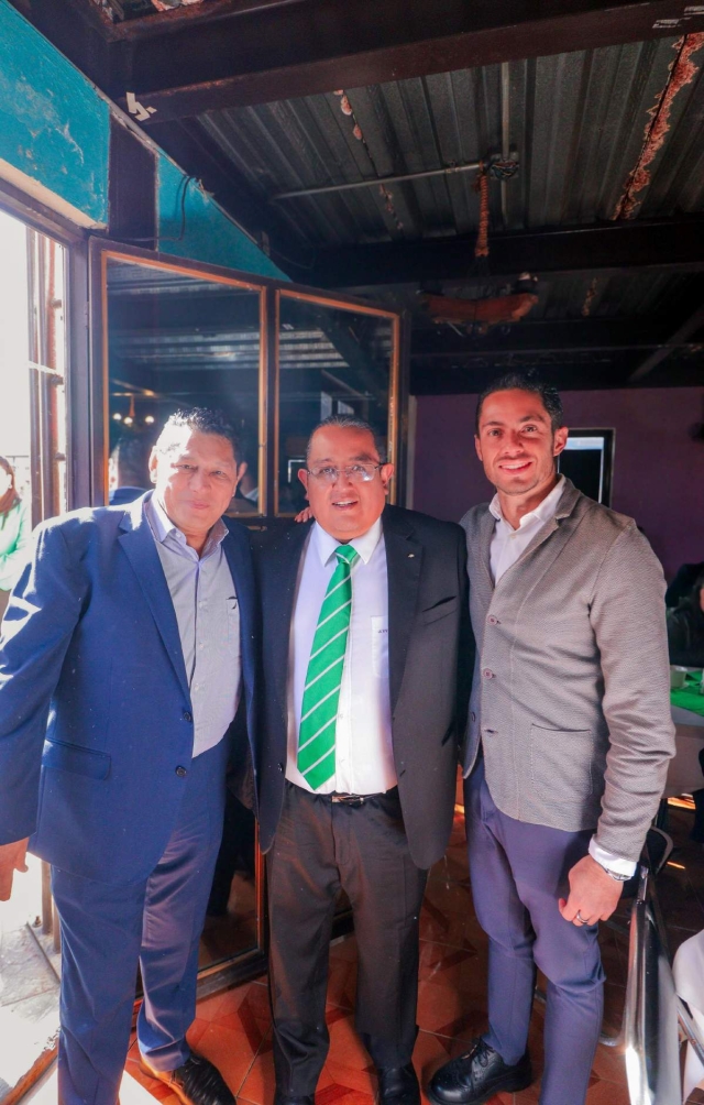 Ricardo Valencia (centro) recibió a diversos invitados, entre ellos a Jesús Corona Damián (izquierda).