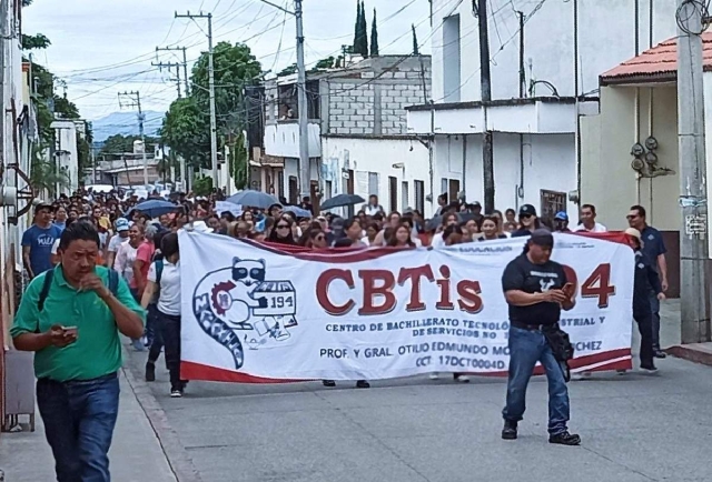 Bloquean carretera en Ayala para exigir pavimentación de acceso al CBTis 194