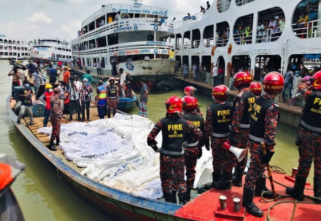 Choque de barcos en Bangladesh deja decenas de muertos.