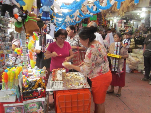 De manera austera, pero con mucho entusiasmo y pastel, locatarios celebraron con sus clientes.