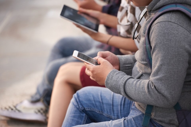 California aprueba ley que prohíbe teléfonos celulares en escuelas