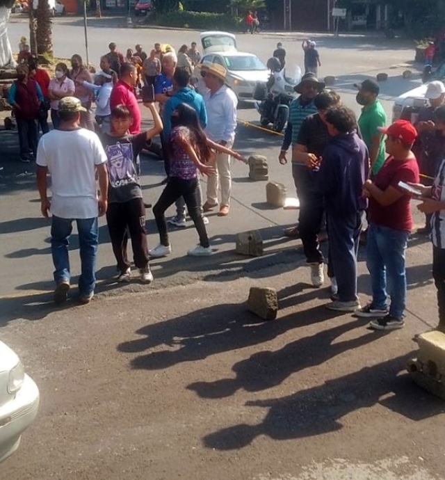 Protestan habitantes de Tlatepexco por falta de agua potable, al norte de Cuernavaca