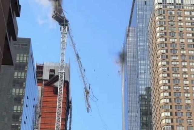 Incendio en grúa de construcción choca contra edificio en Manhattan