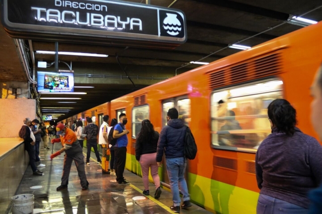 Hombre apuñala a usuarios en Metro de la CDMX; hay un detenido