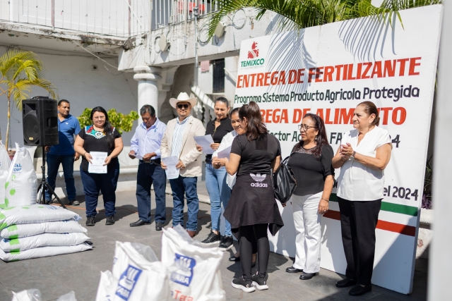 Entregan fertilizante en Temixco a productores de tilapia y hortalizas