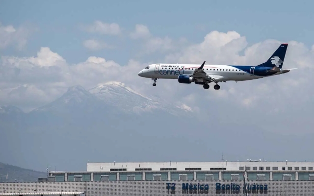 Avión de Aeroméxico regresa al AICM tras ser impactado por un rayo