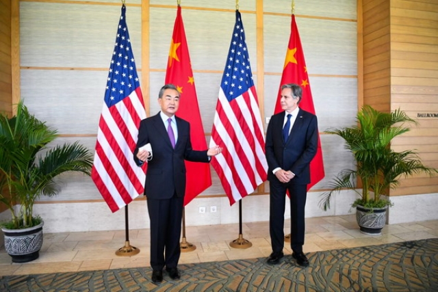China se reúne con EU tras decir que Biden actuó como ‘histérico’ al derribar globo espía