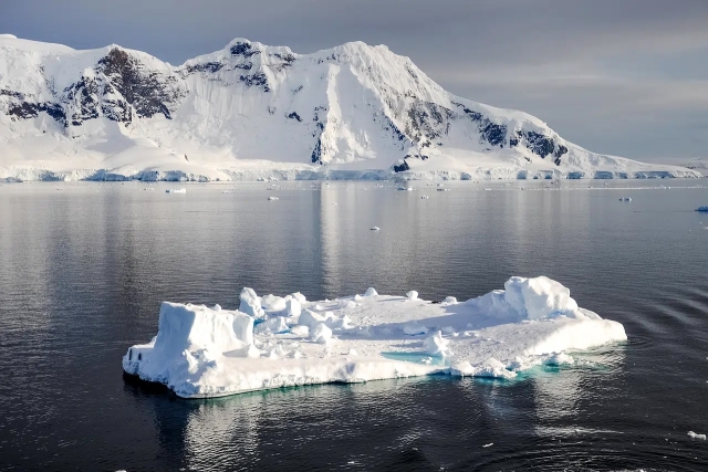 El hielo polar alcanza niveles históricos bajos en febrero de 2025, según Copernicus