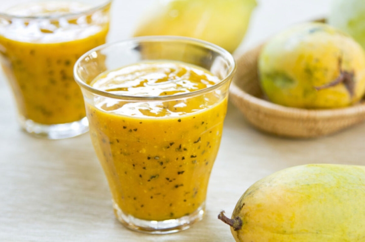 Refresca tu día con este nutritivo smoothie de mango y maracuyá
