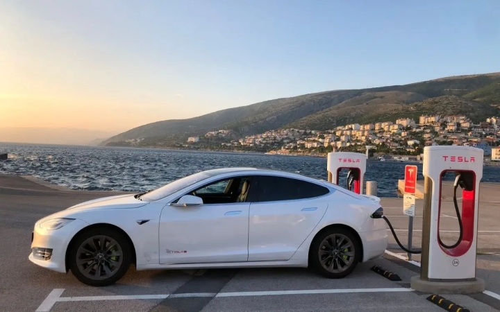 Tesla dejará de incluir el cargador móvil en sus nuevos vehículos