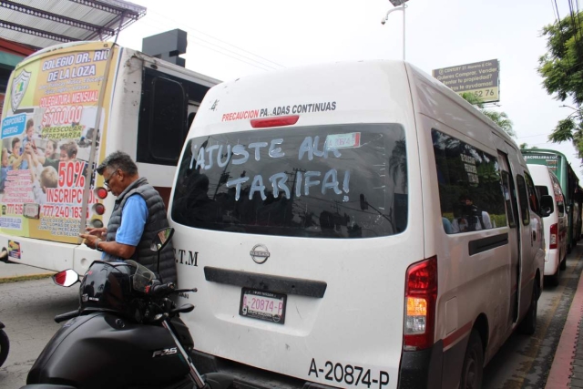 Transportistas se movilizaron ayer en la sede de la SMyT para exigir el aumento a la tarifa del servicio colectivo. 