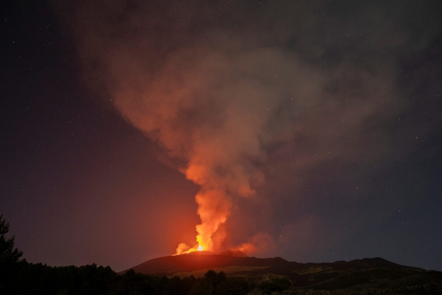 Volcán Etna cubre Catania de ceniza; suspenden vuelos en aeropuerto