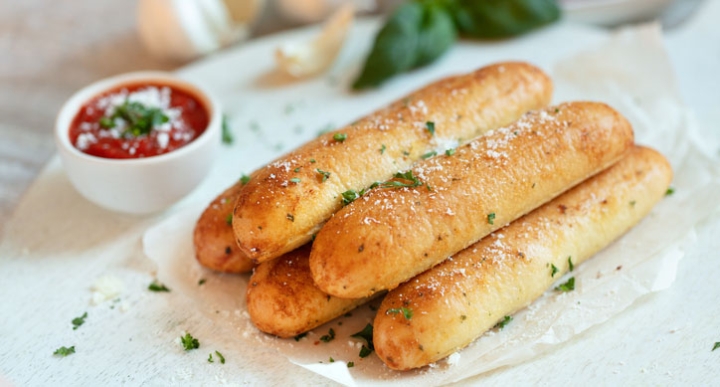 Hazlo tú mismo: Palitos de pan de ajo, crujientes y sabrosos