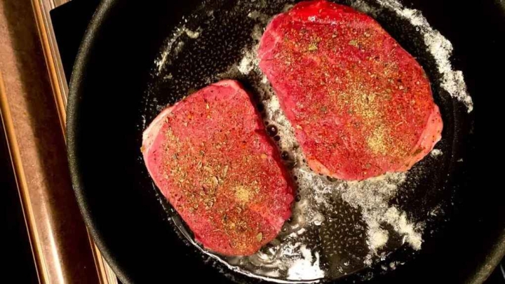 ¿Qué es la espuma blanca que sale cuando cocinamos carne y cómo podemos evitarla?