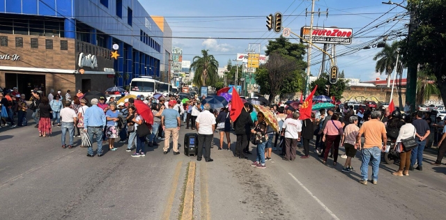 Se manifiestan en contra del incremento al costo del pasaje, en avenida Plan de Ayala