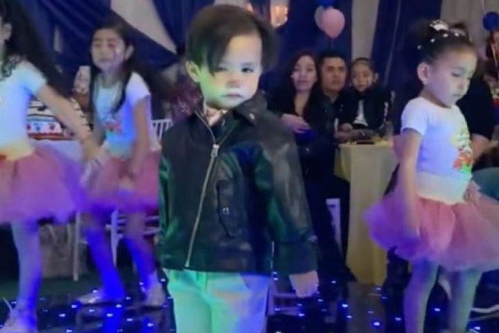 Niño hace el baile viral de ‘Merlina’ y causa sensación