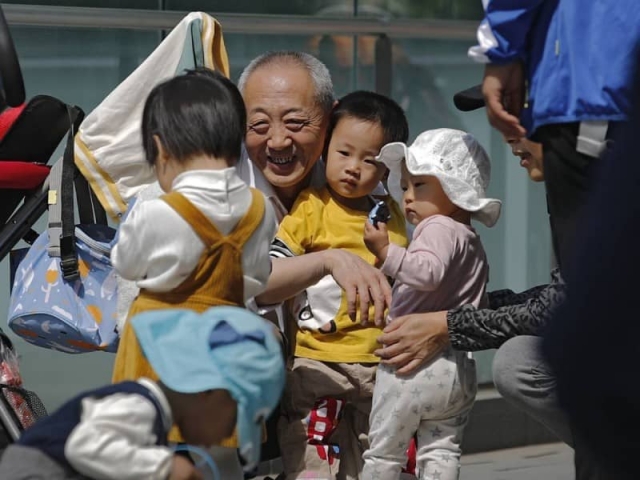 China autoriza tener hasta tres hijos por familia.