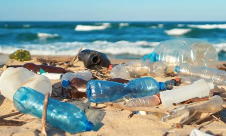 ONU acuerda crear tratado para reducir la contaminación por plásticos