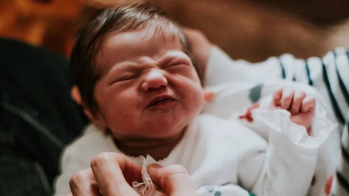 Por qué llora un bebé recién nacido