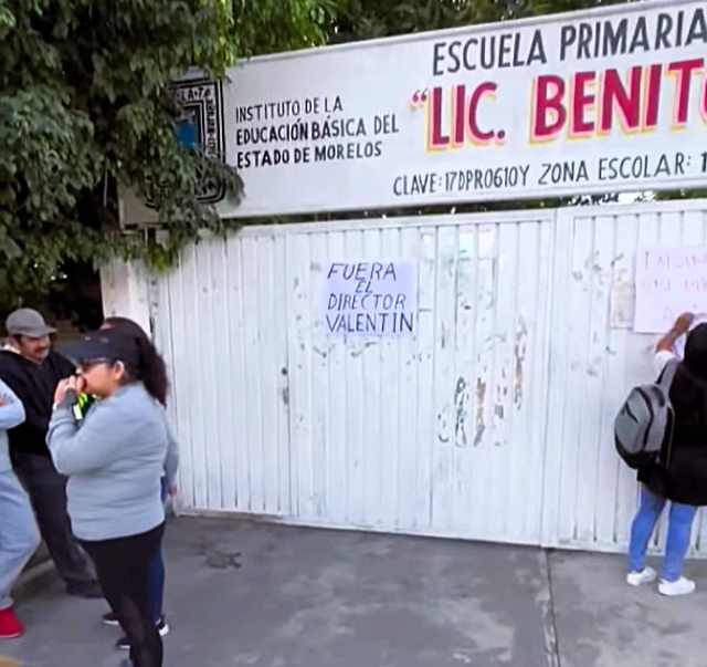 Los inconformes colocaron pancartas en la entrada de la escuela.