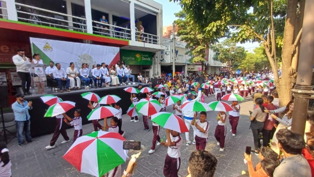 Color, energía y mucha participación tuvieron los desfiles alusivos a la Revolución mexicana, este miércoles.